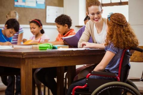 leerling in rolstoel in de klas